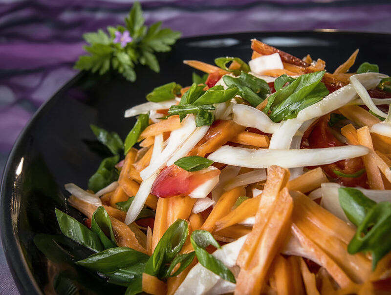 Салат из кольраби, моркови и фенхеля