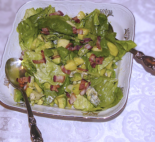 Cалат с рокфором, авокадо и ананасом