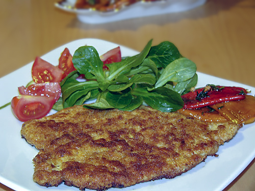 Свиной шницель в ореховой панировке