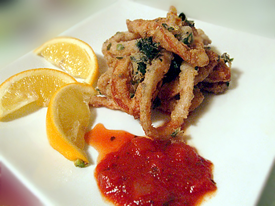 Жареные кальмары с соусом арраббиата от Тайлера Флоренса