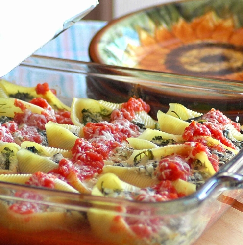 Запеченные гигантские ракушки, начиненные рикоттой, моцареллой и шпинатом