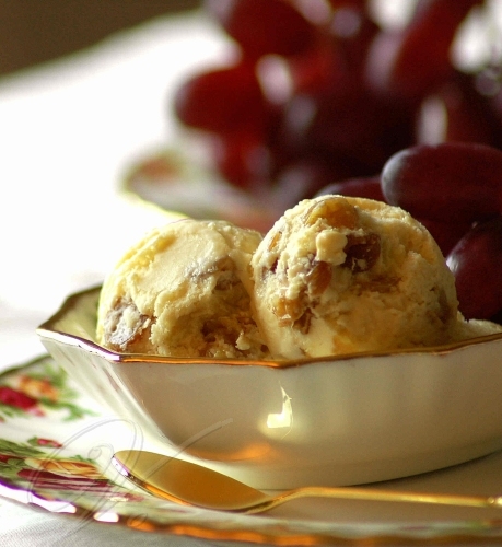 Мороженое с ромом и изюмом