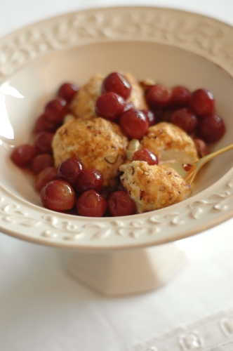 Шарики из рикотты с фундуком, запеченным виноградом и кленовым сиропом