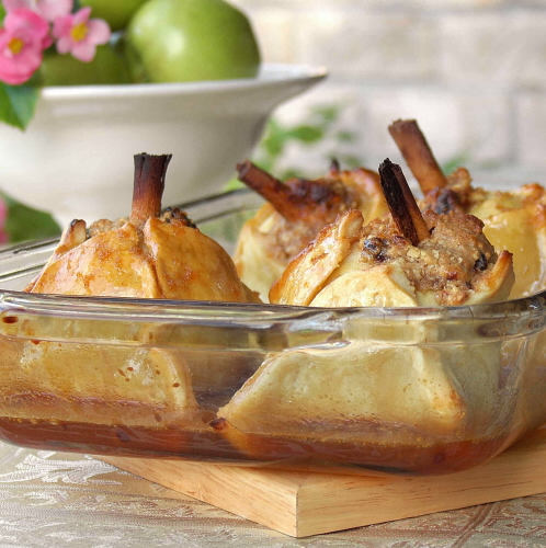 Печёные яблоки в шубках под соусом