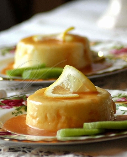 Лимонное суфле под карамельным соусом