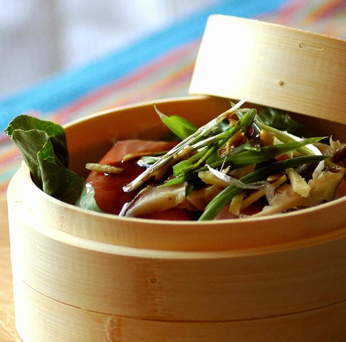 Рыба на пару с имбирём и зелёным луком