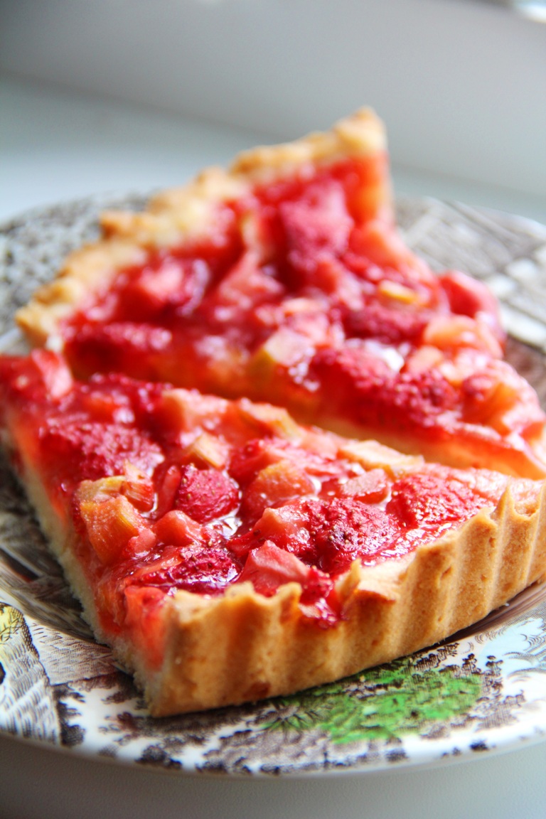 Тарт с ревенем и клубникой