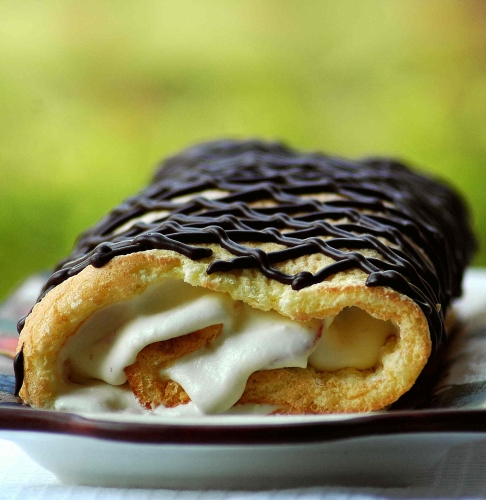 Рулет с начинкой из рикотты с белым шоколадом с клубникой