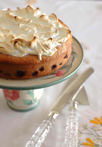 Лимонный кекс с малиной и меренгой