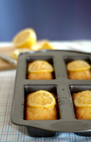 Кокосовый кекс, пропитанный лимонным сиропом