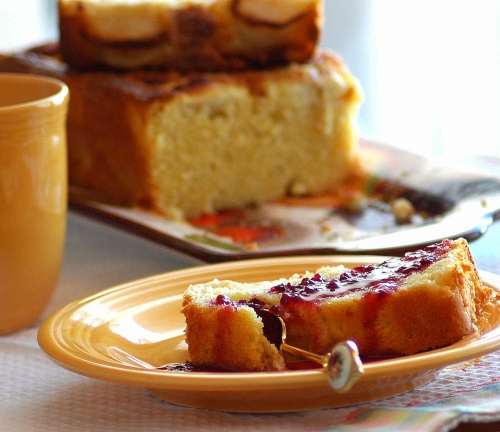 Кукурузно-миндальный кекс с яблоками