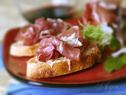 Кростини с прошутто и пармезаном