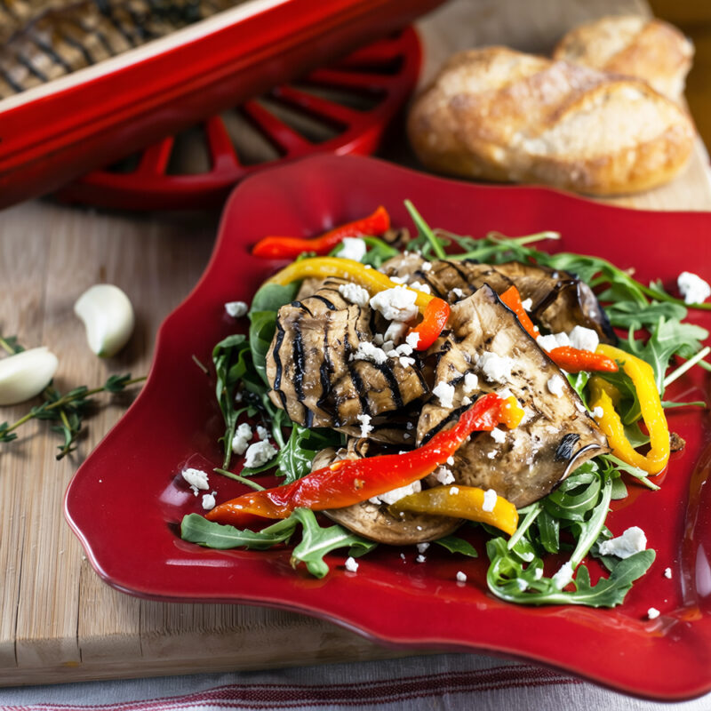 Маринованные баклажаны с запеченным перцем, аругулой и козьим сыром