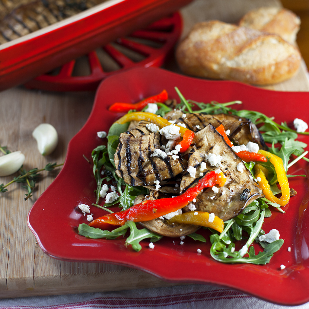 Маринованные баклажаны с запеченным перцем, аругулой и козьим сыром