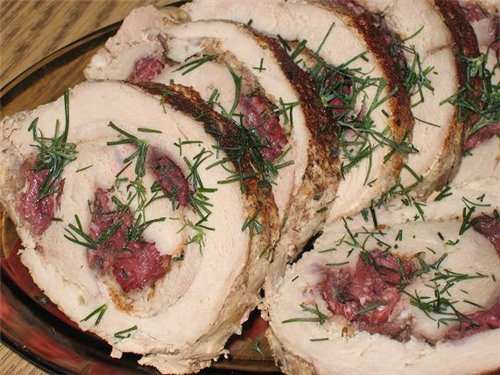 Мясной рулет с вишней