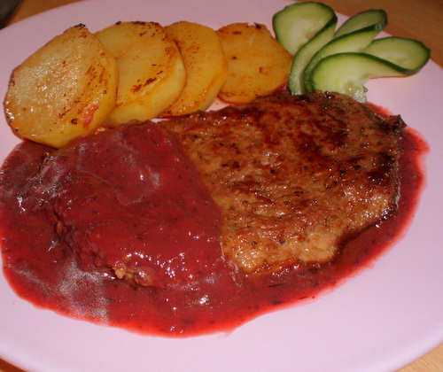 Свиная отбивная с клюквенным соусом