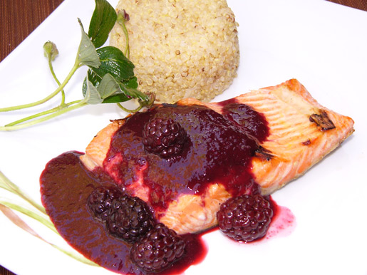 Грилованный лосось с соусом из ежевики и каберне