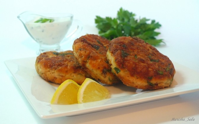 Биточки из лосося с картофелем и зеленью