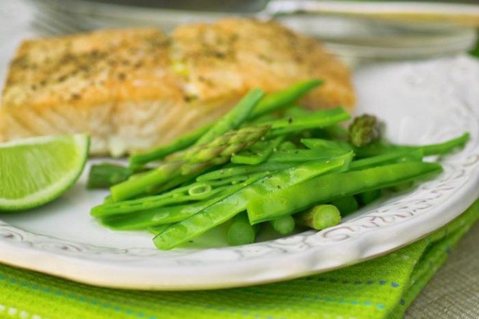Лосось с лаймовой корочкой и салатом из спаржи и молодого зелёного горошка