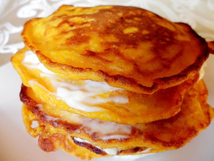 Тыквенные оладьи со сливочным сыром