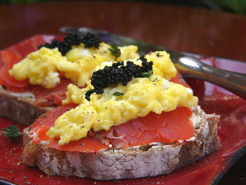 Бутерброд с лососем, яйцами и икрой