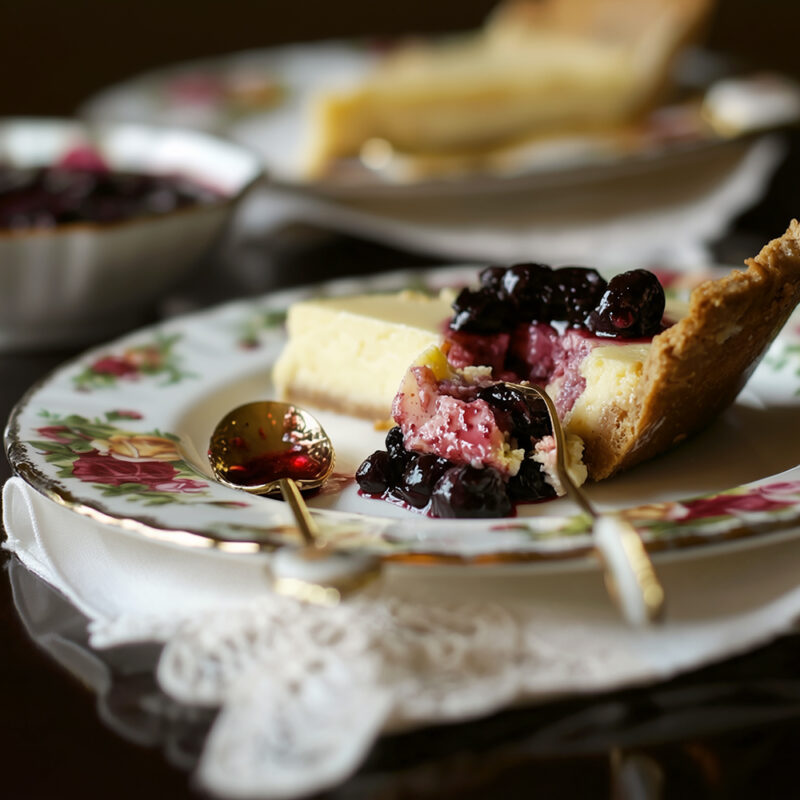 Лаймовый пай с черничным соусом