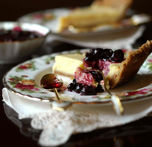 Лаймовый пай с черничным соусом