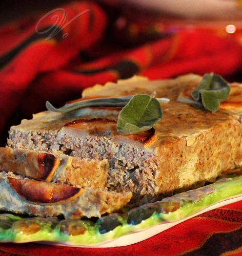 Рулет из индейки с яблоками и шалфеем