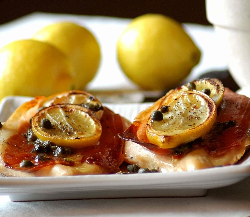 Куриные грудки под ветчиной, каперсами и лимоном
