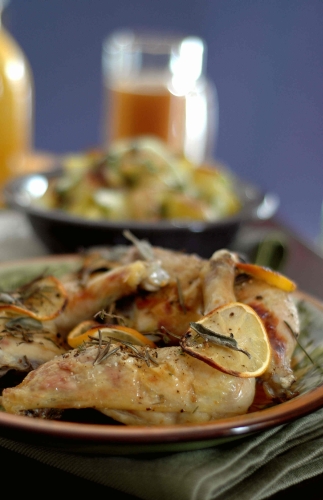 Куриные ножки с хрустящей кожицей с чесноком, лимоном, шалфеем, розмарином и тимьяном