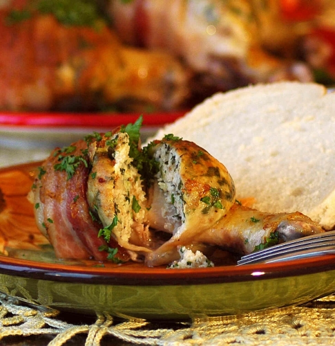 Окорочка с "поясками" из бекона, начиненные рикоттой