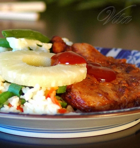 Свинина по-тайски с ананасово-морковным рисом