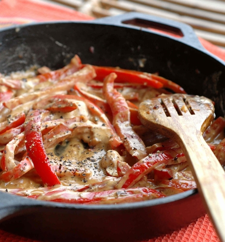 Паста с соусом из козьего сыра и болгарского перца