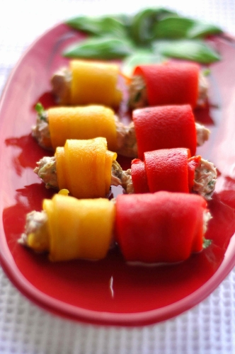 Рулетики из перцев с начинкой из тунца