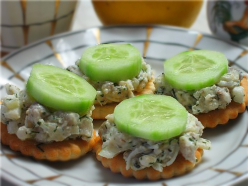 Огуречные канапе с селёдочным салатом