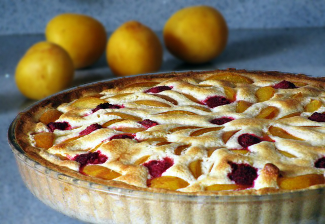 Тарт с зерненым творогом и летними фруктами