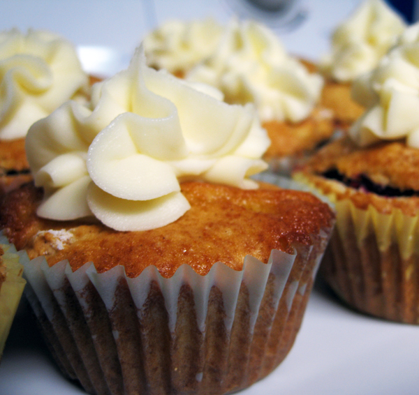 Апельсиновые кексы с кремом и клюквенным соусом (Orange Cranberry Sauce Cupcakes)