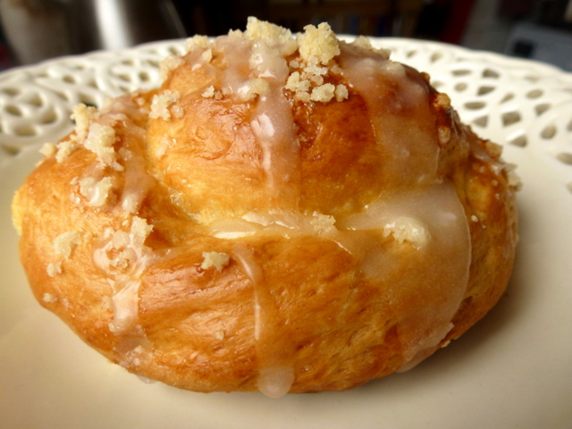 Сдобные булочки с помадкой