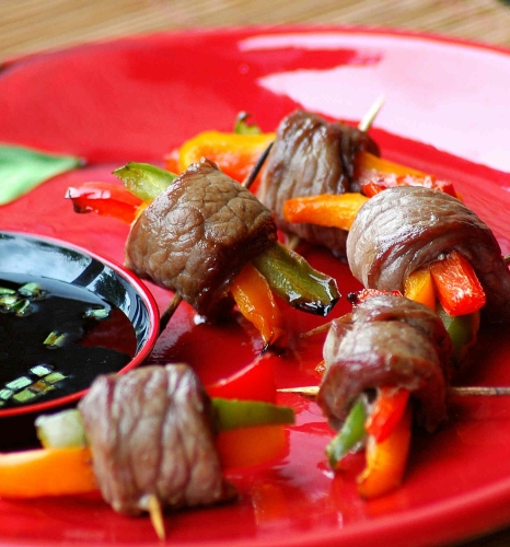 Рулетики из говядины, начиненные перцами с соевым соусом