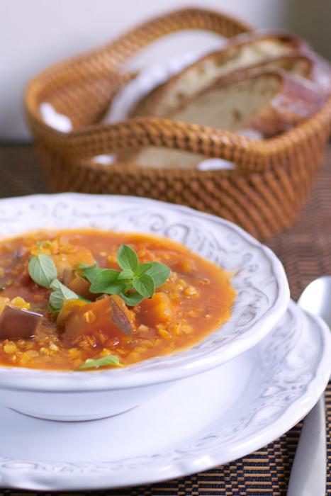 Густой суп из баклажанов с томатами и красной чечевицей