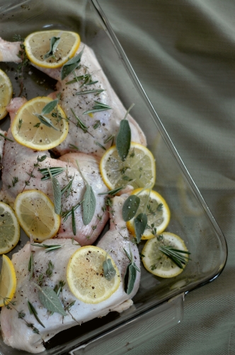 Куриные ножки с хрустящей кожицей с чесноком, лимоном, шалфеем, розмарином и тимьяном