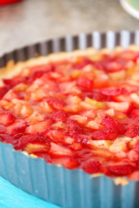 Тарт с ревенем и клубникой