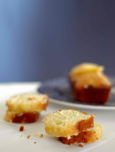 Кокосовый кекс, пропитанный лимонным сиропом