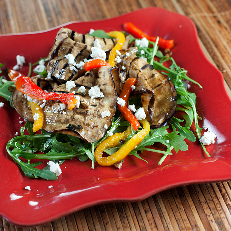 Маринованные баклажаны с запеченным перцем, аругулой и козьим сыром