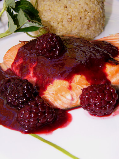 Грилованный лосось с соусом из ежевики и каберне