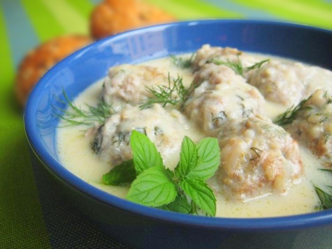 Фрикадельки в яично-лимонном соусе (Юварлакья авголемоно)