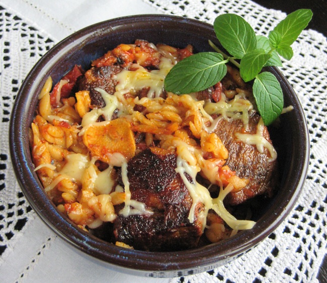 Гюветси (мясо в горшочке, запечённое с пастой орзо)