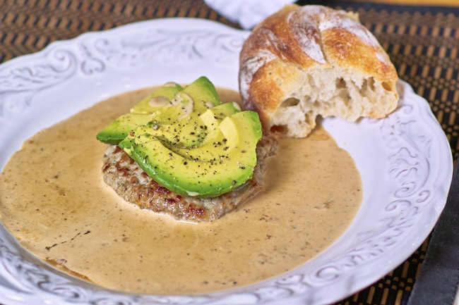 Отбивные из телятины с авокадо и трюфельным соусом