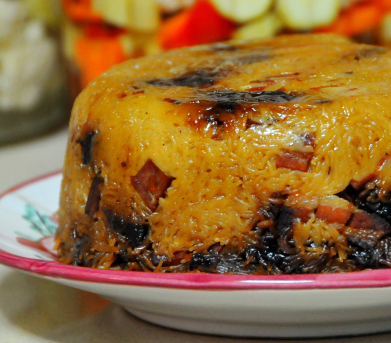 Локшен кугель с беконом и черносливом