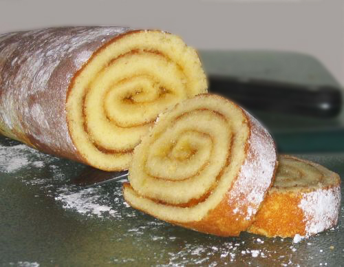 Бисквитный рулет на сухом молоке